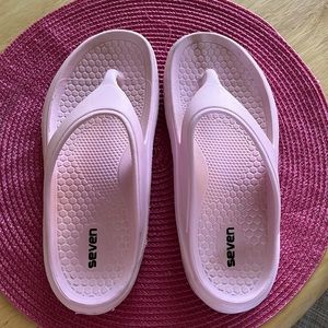 Pink flip flops Sandals for girls, size 3, EUC.
